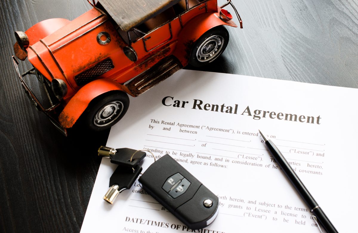 Jakie kryteria należy spełniać, by wynająć auto z wypożyczalni?